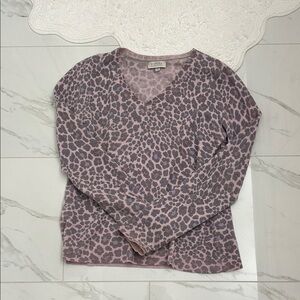 Kinross cashmere Delicate soft, cashmere sweater with purple leopard print